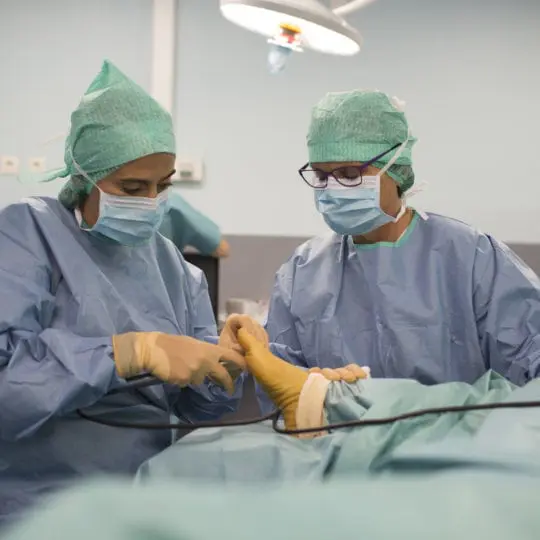 Dr-solenne-Frey-Ollivier-et-son-infirmiere bloc-operatoire-Florence2