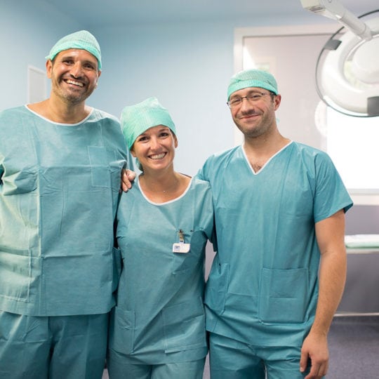 Dr-HELIX-avec-le-Dr-Grillo-et-Jean-François-infirmier-anesthesiste